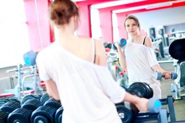 kadının yapması ağırlıkları ile böler