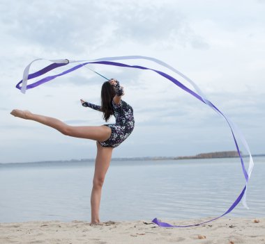 kurdele ile genç jimnastikçi kız dans