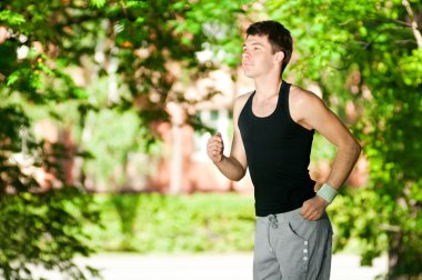 genç adam parkta koşu