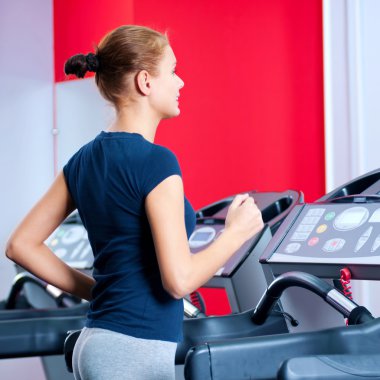 spor salonunda bir makinede çalışan genç bir kadın