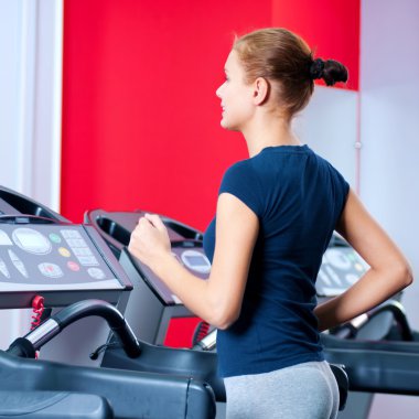 spor salonunda bir makinede çalışan genç bir kadın