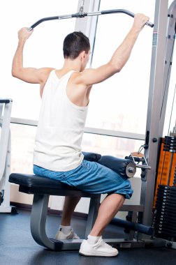 spor salonunda egzersiz yapan genç erkek