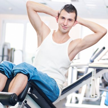 spor salonunda egzersiz yapan genç erkek