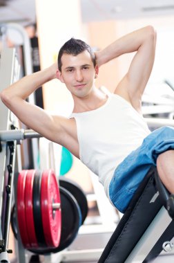 spor salonunda egzersiz yapan genç erkek