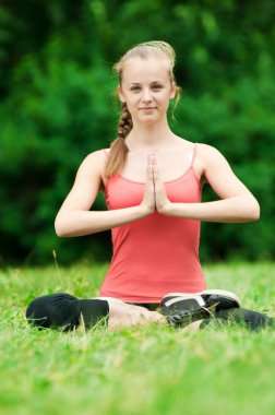 Genç bir kadın esneme egzersizi yapıyor.