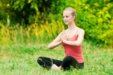 Genç bir kadın esneme egzersizi yapıyor.
