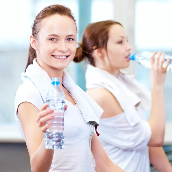 Mujeres bebiendo agua después de los deportes — Foto de Stock