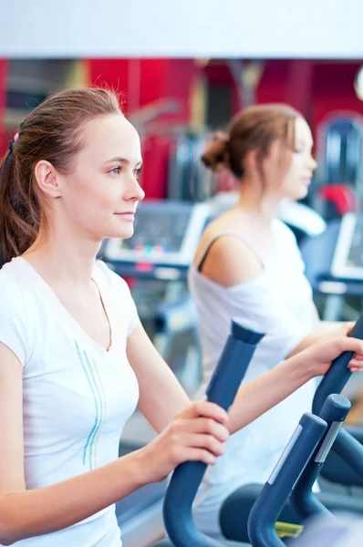 Deux jeunes femmes sportives courent sur la machine — Photo