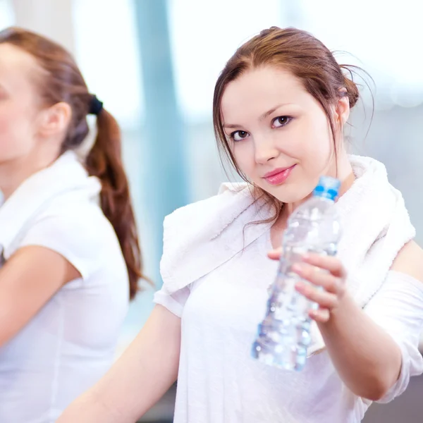 Frauen trinken Wasser nach dem Sport — Stockfoto