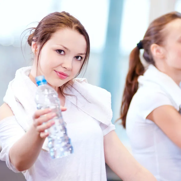 Mujeres bebiendo agua después de los deportes — Foto de Stock