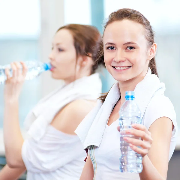 Mulheres bebendo água após esportes — Fotografia de Stock