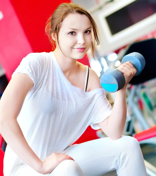 Vrouw doen splitst met gewichten — Stockfoto