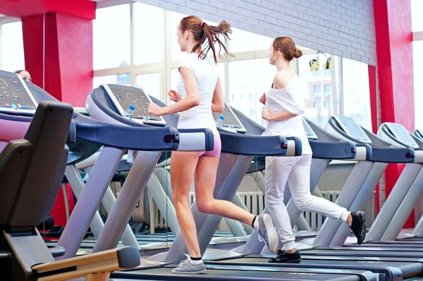 Deux jeunes femmes sportives courent sur la machine — Photo