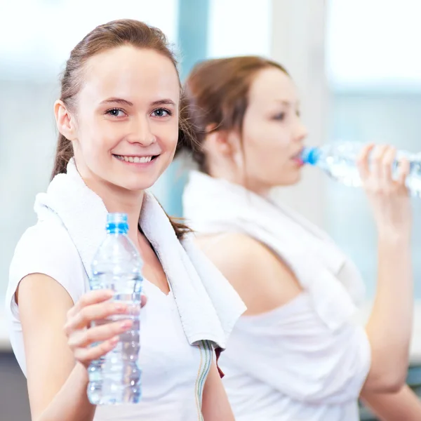 女性スポーツの後の水を飲む — ストック写真