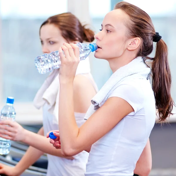 Wody pitnej kobiet po sportowe — Zdjęcie stockowe