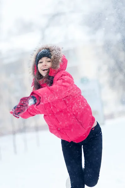 Szczęśliwa młoda kobieta bawi się śniegiem — Zdjęcie stockowe