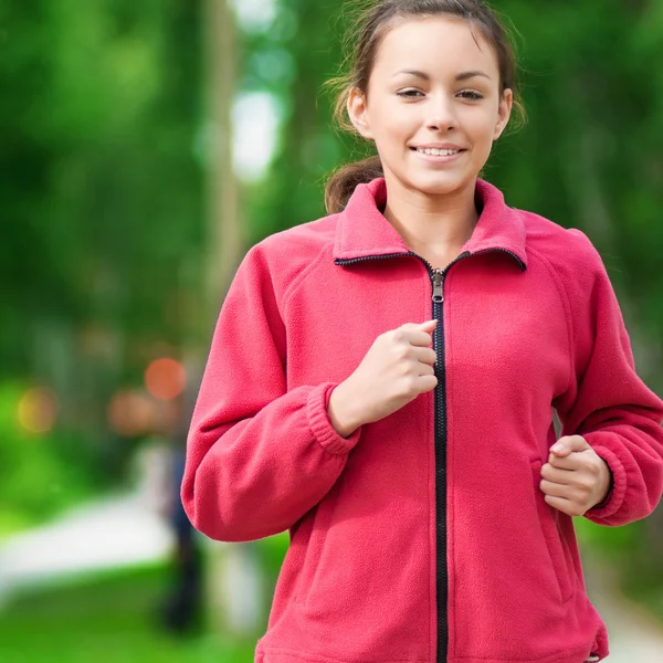 Adolescente chica corriendo en verde parque —  Fotos de Stock