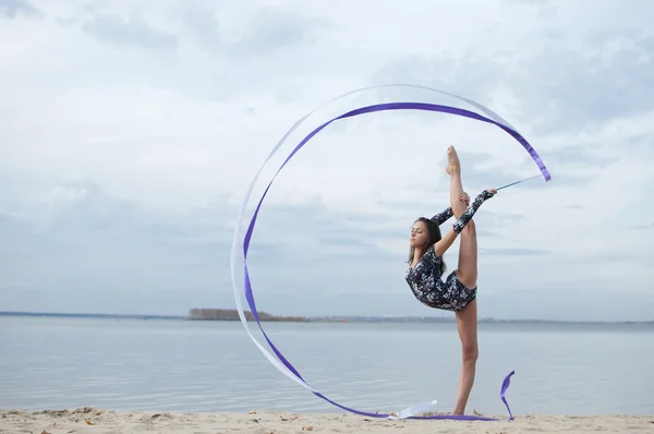 Jovem ginasta menina dança com fita — Fotografia de Stock