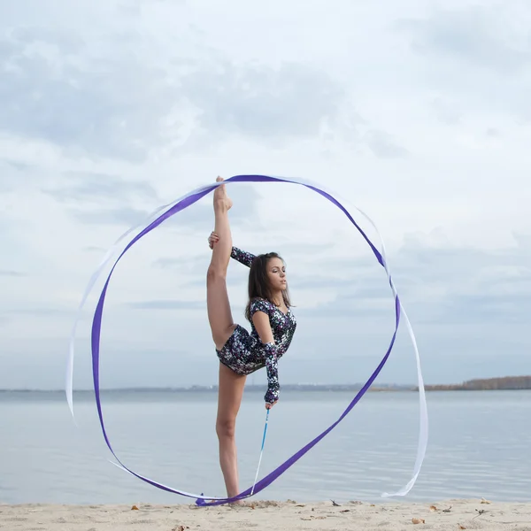 Jovem ginasta menina dança com fita — Fotografia de Stock