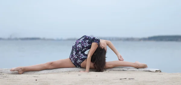 Mladý gymnasta tanec dívka na pláži — Stock fotografie