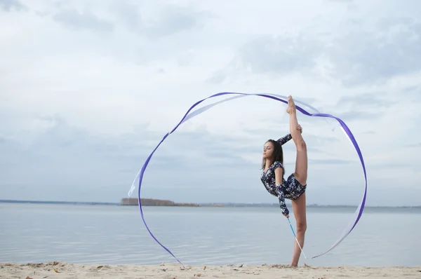 Jovem ginasta menina dança com fita — Fotografia de Stock