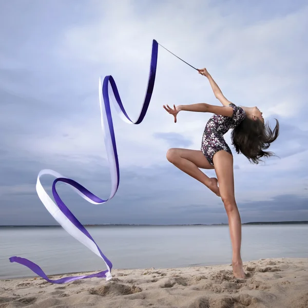 Jovem ginasta menina dança com fita — Fotografia de Stock