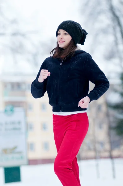 Bir soğuk kış gününde koşan genç kız — Stok fotoğraf