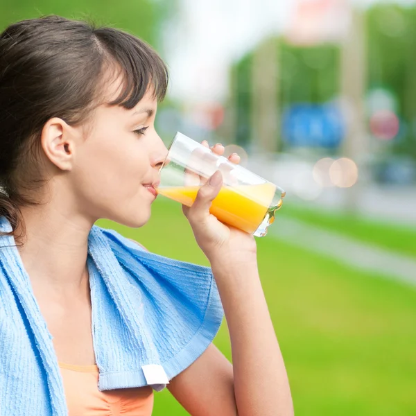 Chica bebiendo jugo después del ejercicio — Foto de Stock