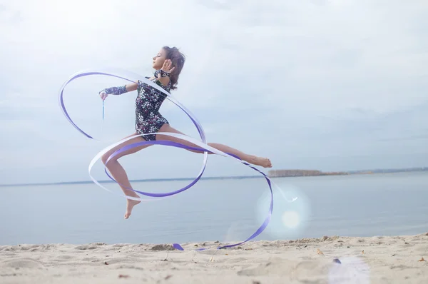 Jovem ginasta menina dança com fita — Fotografia de Stock