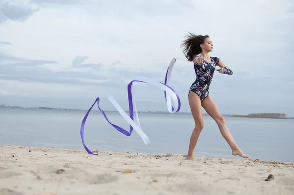 Jovem ginasta menina dança com fita — Fotografia de Stock