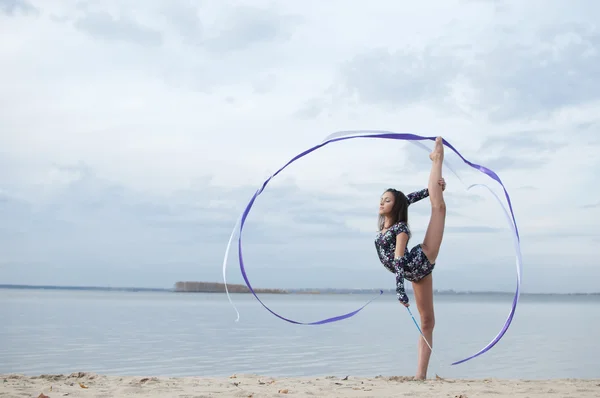 Jovem ginasta menina dança com fita — Fotografia de Stock