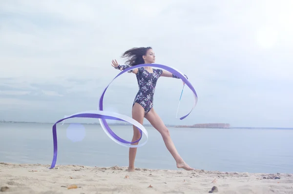 Jeune gymnaste fille danse avec ruban — Photo