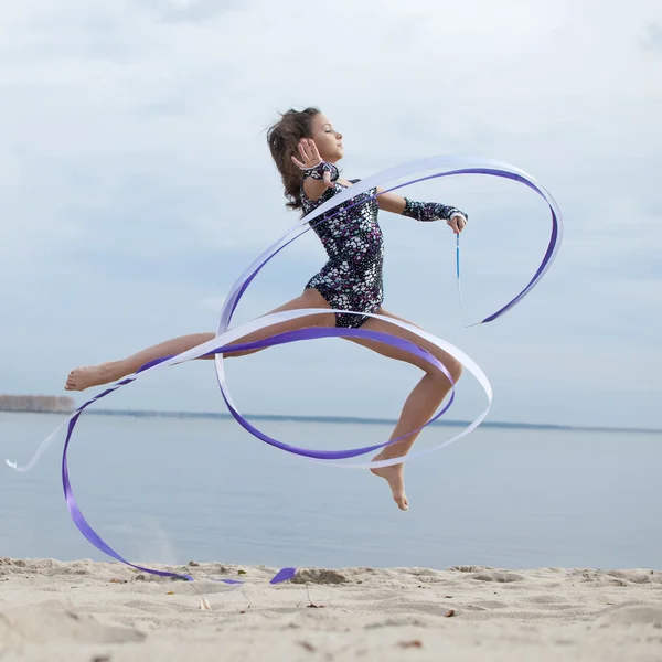 Jovem ginasta menina dança com fita — Fotografia de Stock