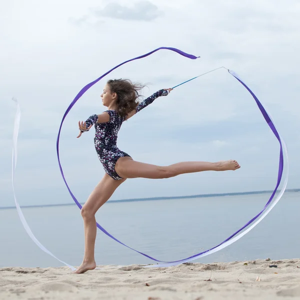 Giovane ginnasta ragazza danza con nastro — Foto Stock