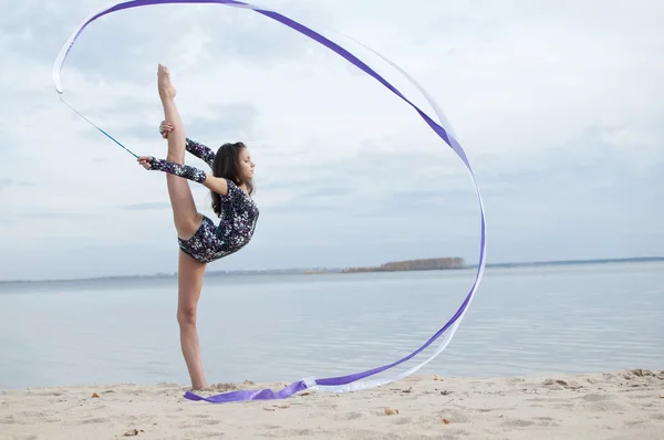 Jovem ginasta menina dança com fita — Fotografia de Stock