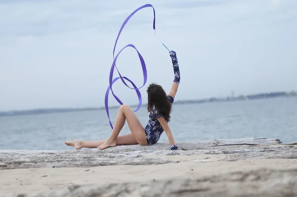 Mladý gymnasta tanec dívka s mašlí — Stock fotografie