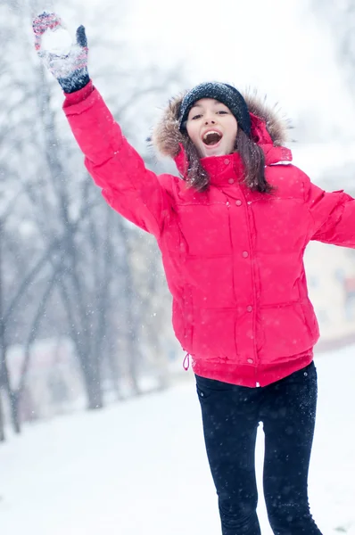Glückliche junge Frau spielt mit einem Schnee — Stockfoto