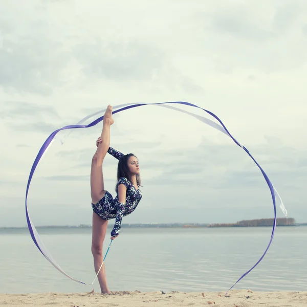 Jovem ginasta menina dança com fita — Fotografia de Stock