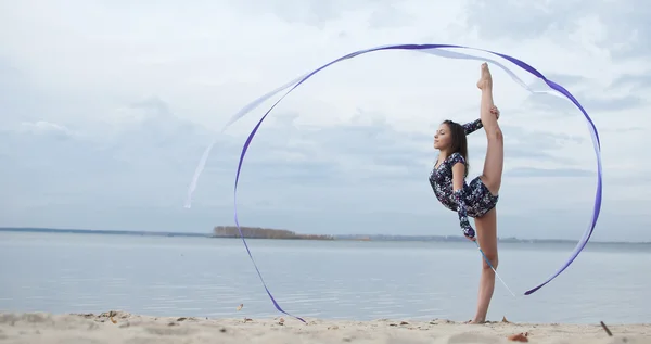 Jovem ginasta menina dança com fita — Fotografia de Stock