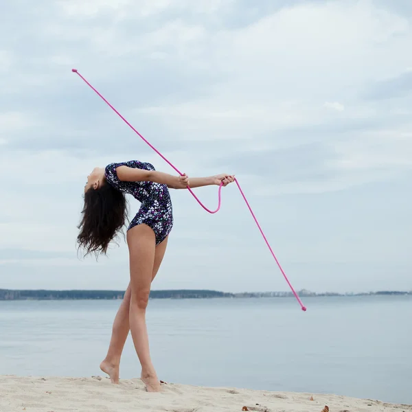 Mladý gymnasta dívka dance s švihadlo — Stock fotografie