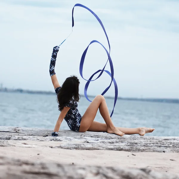 Молода гімнастка танцює зі стрічкою — стокове фото