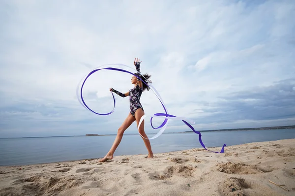 Jovem ginasta menina dança com fita — Fotografia de Stock