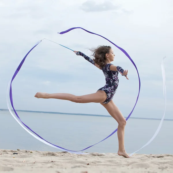 Jovem ginasta menina dança com fita — Fotografia de Stock