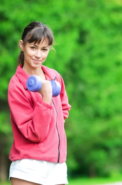 Mädchen macht Hantelübung im Freien — Stockfoto