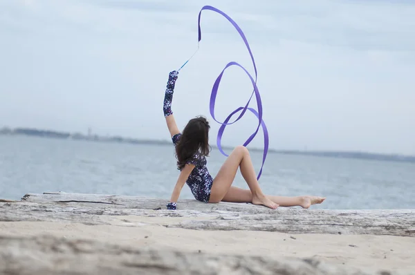 Giovane ginnasta ragazza danza con nastro — Foto Stock