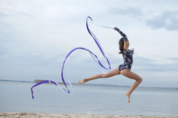 Jovem ginasta menina dança com fita — Fotografia de Stock