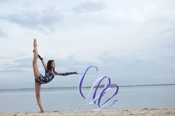 Jovem ginasta menina dança com fita — Fotografia de Stock