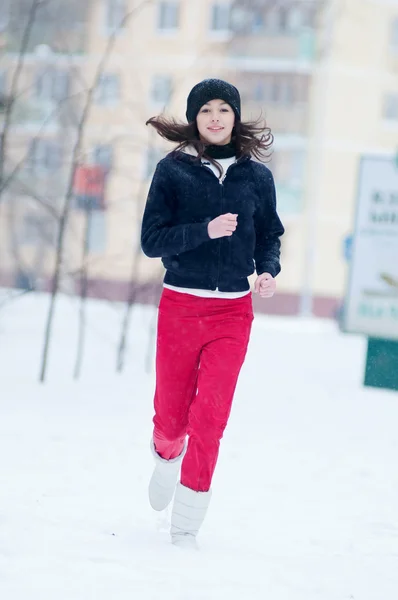 Chica joven corriendo en un frío día de invierno —  Fotos de Stock