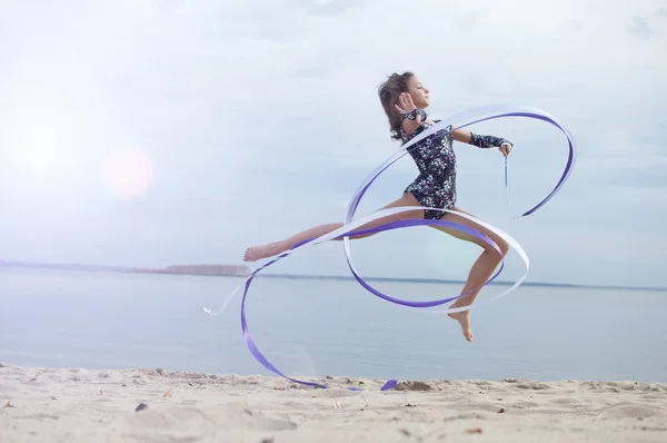 Jovem ginasta menina dança com fita — Fotografia de Stock