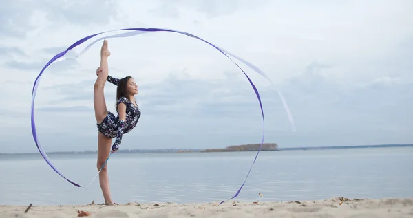 Jovem ginasta menina dança com fita — Fotografia de Stock